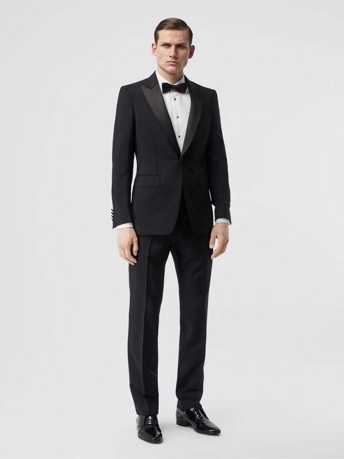 Caballero con esmoquin negro y corbatín