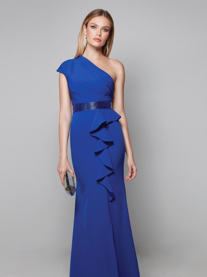 Dama con vestido largo formal